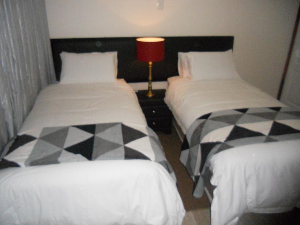 Magaliqua Guest House Noordheuwel ภายนอก รูปภาพ