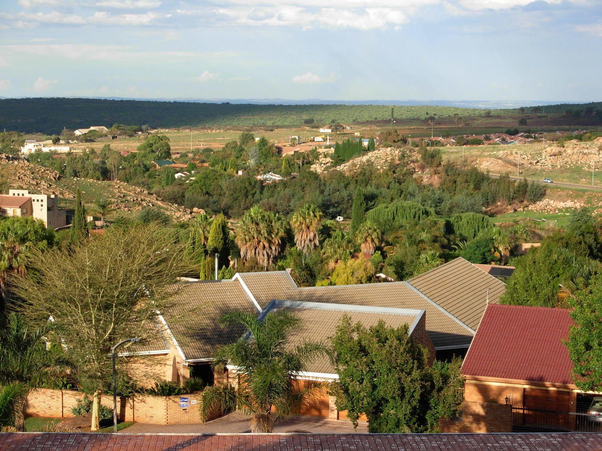 Magaliqua Guest House Noordheuwel ภายนอก รูปภาพ