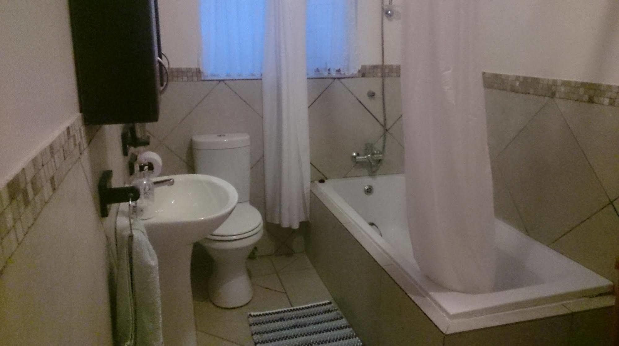 Magaliqua Guest House Noordheuwel ภายนอก รูปภาพ