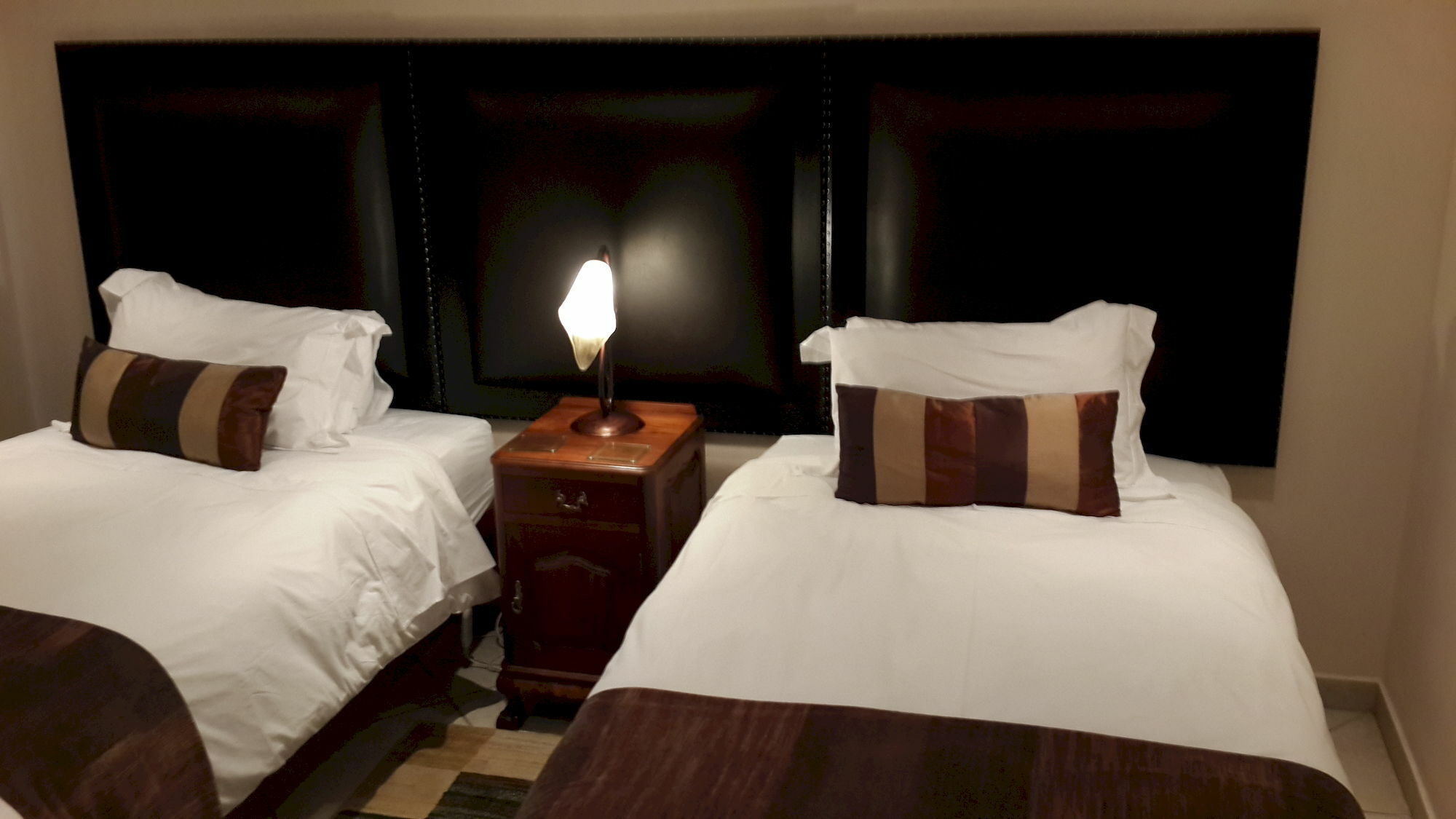 Magaliqua Guest House Noordheuwel ภายนอก รูปภาพ